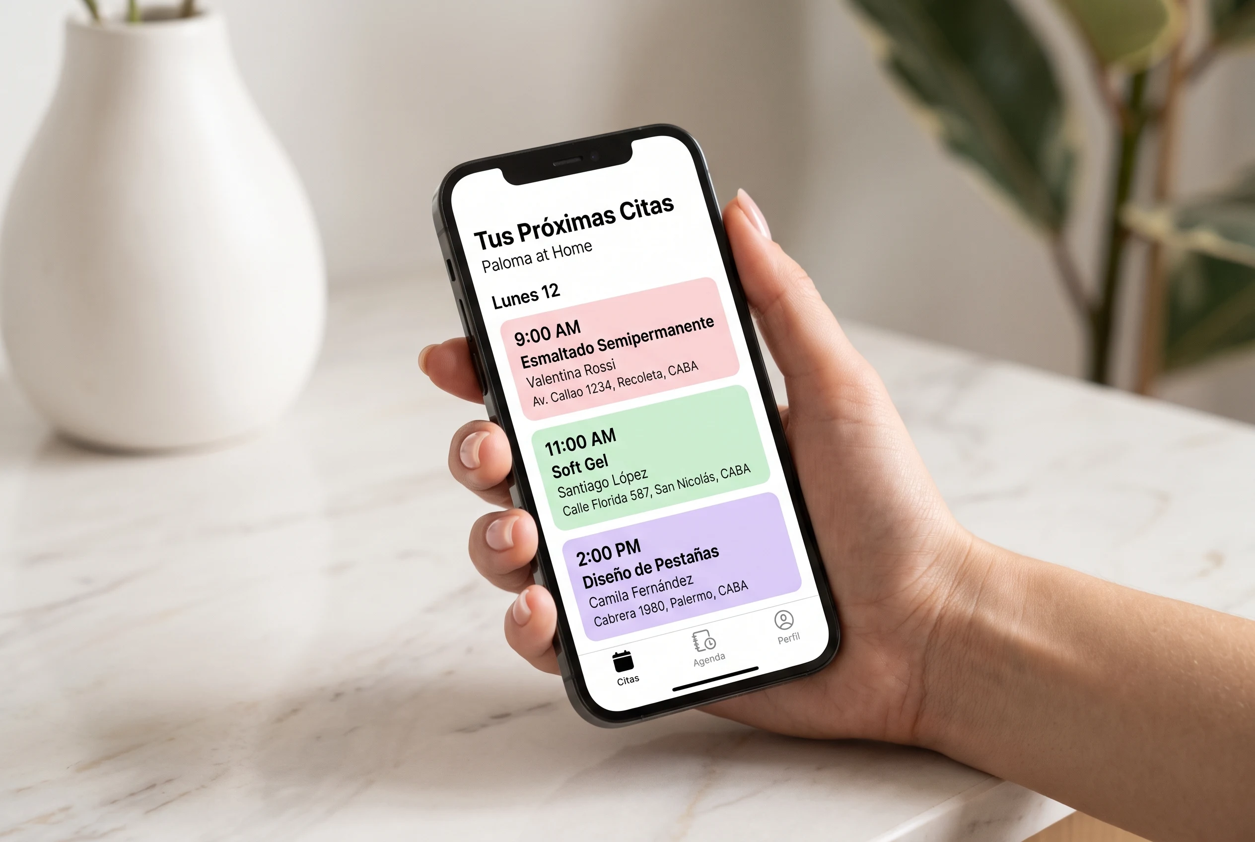 Agenda de turnos de Paloma at Home en el celular, con las citas del día ordenadas por horario y la dirección de cada clienta